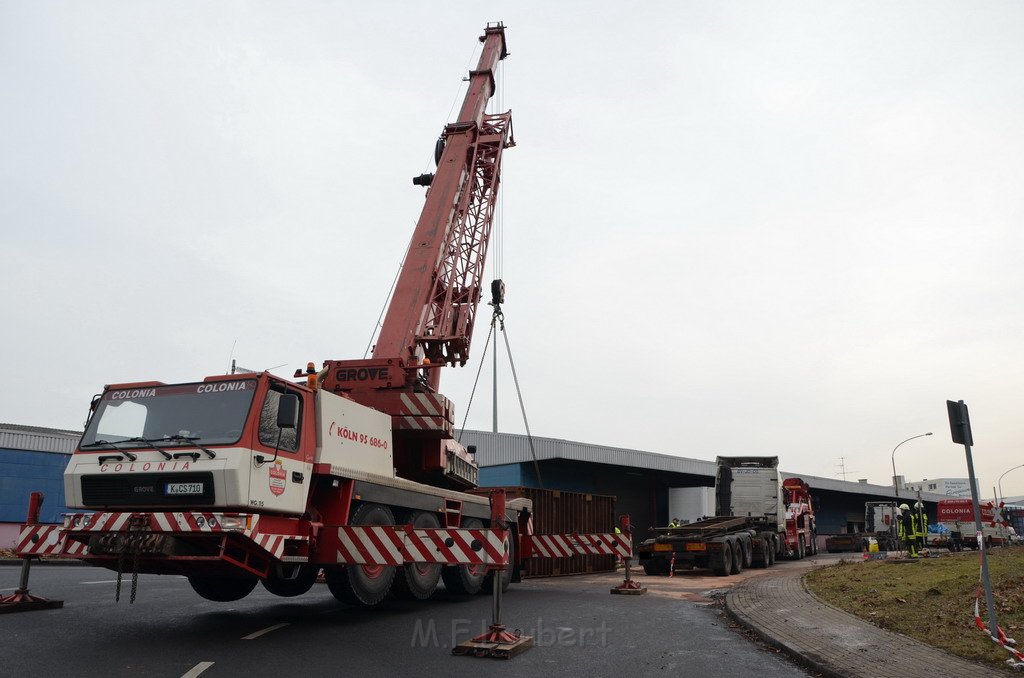 LKW umgestuerzt Niehler Hafen P223.JPG